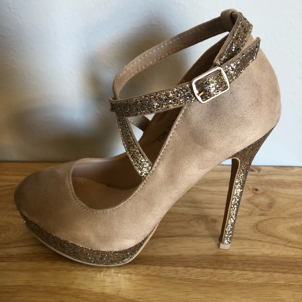 High heels pumps tan beige closed toe & brooch 7.5